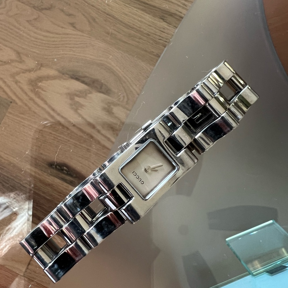 GUCCI 2305L Silver, Stainless Steel Logo Women’s Quartz Watch